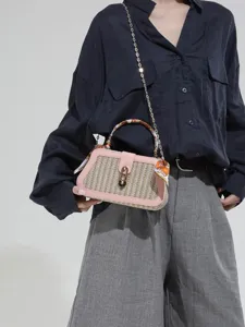 Elegante borsa a mano in paglia intrecciata rosa con manico a foulard e catena oro