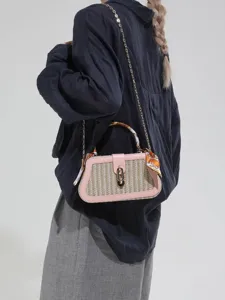 Borsa a mano in paglia rosa con tracolla a catena dorata e manico avvolto in un foulard