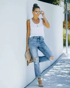 Jean femme déchiré bleu tendance au style décontracté parfait pour la saison printanière.