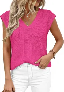 Detalle del jersey de punto sin mangas con cuello en V y textura de color fucsia.