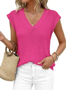 Detalle top punto cuello V fucsia, primer plano tejido suéter manga corta estilo moda.