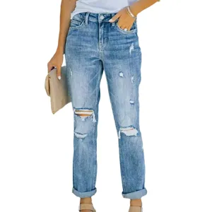 Jean bleu déchiré pour femme avec revers, pantalon en denim élégant et tendance pour le printemps.