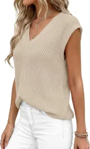 Primer plano detallado de un top sin mangas de punto beige con cuello en V y textura.