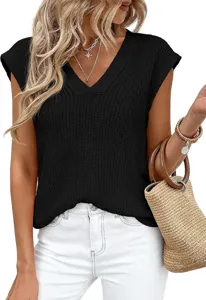 Vista detallada de un elegante top de punto informal con cuello en V y manga corta para mujer.