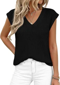 Detalle de primer plano de top de punto negro con cuello en V para mujer, textura acanalada.