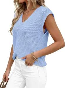Detalle de primer plano de chaleco de punto con cuello en V azul claro casual primavera.