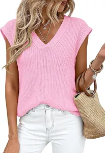 Detalle de chaleco de jersey de punto con cuello en V rosa, primer plano textura suave.