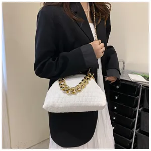 Elegante weiße gefaltete Muscheltasche mit dicker goldener Kette als Umhängetasche
