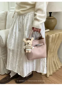 Elegante rosa Bucket Bag aus genarbtem Leder mit Silber-Schloss und Bären-Anhänger