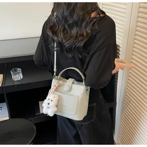 Sac seau vert clair motif litchi avec détail pendentif peluche chien blanc