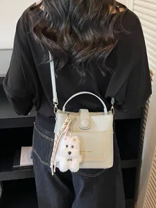 Sac seau élégant en cuir grainé vert sauge avec un charmant porte-clés de chien.