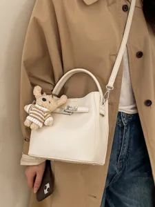 Minimalistische cremefarbene Beuteltasche aus Leder mit Schloss und Anhänger
