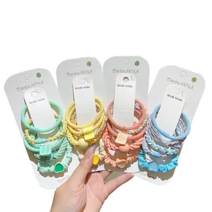 Langlebiges Set mit bunten elastischen Haarbändern und süßen geflochtenen Designs