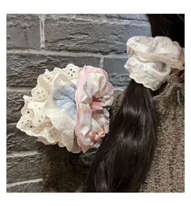 Primer plano de coletero estilo ballet con motivo floral y encaje calado delicado