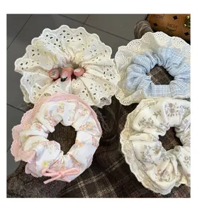 Primer plano de coleteros de encaje estilo ballet con diversos motivos florales.