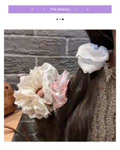 Vista detallada de coleteros de encaje en blanco y rosa de estilo ballet para el cabello.