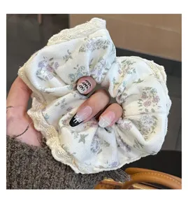 Primer plano detallado de un coletero con estampado floral y borde de encaje blanco