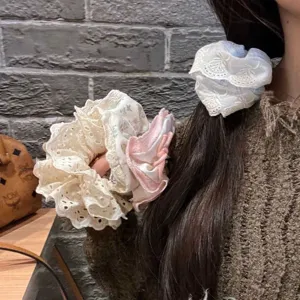 Elegantes coleteros de encaje estilo ballet usados en el cabello y sostenidos en la mano