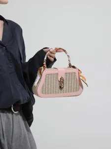 Elegante borsa a mano in paglia e pelle rosa con manico avvolto in seta