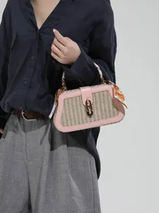 Elegante borsa a mano in paglia intrecciata con finiture in pelle rosa e foulard