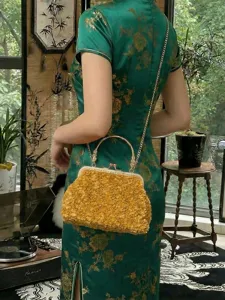 Vue détaillée d'un sac en peluche jaune avec chaîne dorée et une robe qipao verte