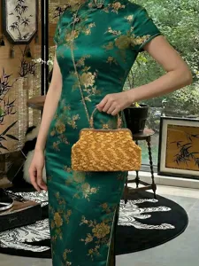 Gros plan d'un sac à main en peluche jaune avec texture et chaîne dorée chic