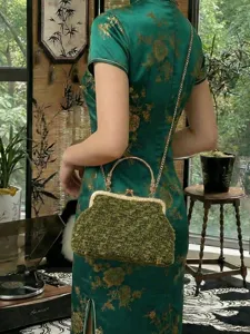Sac à main élégant en peluche verte avec fermoir baiser doré et bandoulière chaîne