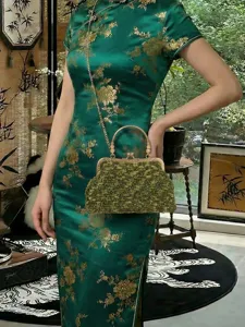 Sac à main vintage vert en fausse fourrure avec fermoir doré et une chaînette