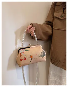 Detailansicht der chinesischen Vintage-Clutch mit Perlengriff und Vogel-Stickerei