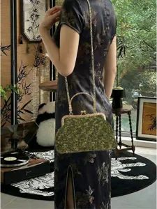 Sac à main vintage vert en peluche avec poignée métallique et bandoulière chaîne
