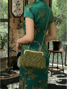 Sac à main vintage en peluche verte avec poignée dorée et bandoulière chaîne.