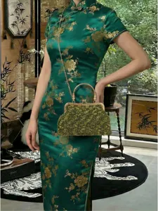 Sac coquille vert texturé avec fermoir en métal vintage et chaîne dorée élégante