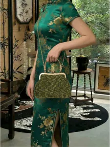 Élégant sac à main vert en peluche avec fermoir métallique et fine bandoulière dorée.