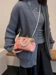 Elegante rosa geblümte Stofftasche mit Perlengriff und langer Perlen-Schulterkette