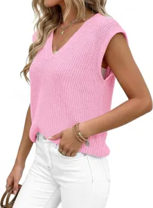 Detalle en primer plano del chaleco de punto rosa para mujer con cuello en V y textura suave.