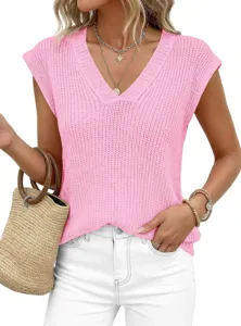 Vista detallada del suéter de punto rosa sin mangas con cuello en V, textura suave y estilo.