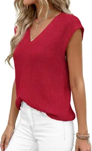 Primer plano detallado del chaleco de punto rojo sin mangas con cuello en V y textura de canalé.