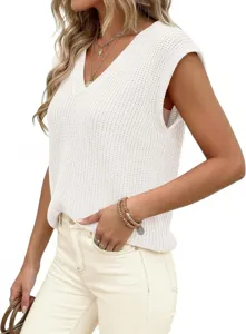 Primer plano de detalle del elegante top de punto sin mangas con cuello en V blanco.