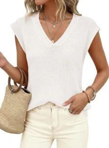 Primer plano detallado del elegante top de punto blanco con cuello en V y textura fina.