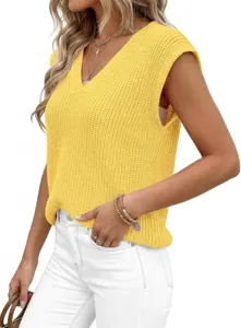 Vista detallada de un elegante chaleco de punto amarillo con cuello en V para mujer casual.