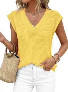 Detalle de cerca del top sin mangas de punto amarillo con cuello en V, textura fina y estilo casual.