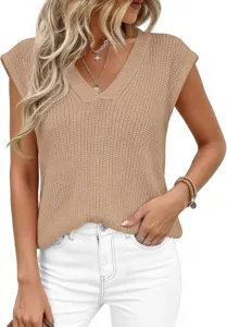 Primer plano detalle del top chaleco jersey de punto beige con cuello en V.