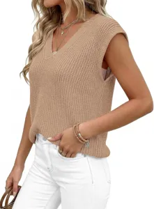 Detalle de chaleco de punto con cuello en V beige sin mangas con textura suave.