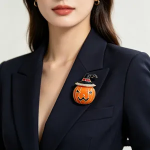 Primer plano detallado de un broche de calabaza de Halloween en la solapa de un traje