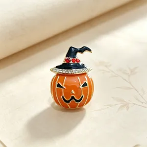 Detalle de un broche calabaza de Halloween con sombrero de bruja y strass brillante