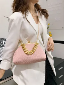 Elegante rosa geraffte Muscheltasche mit goldener Kette, getragen von einem Model