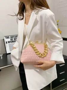 Elegante rosa plissierte Muscheltasche mit dicker Goldkette und schmalem Schultergurt