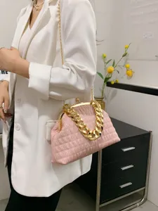 Elegante rosa plissierte Schalenhandtasche mit goldener Kette für modebewusste Damen.