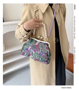 Detailansicht der bestickten Abendtasche mit Perlengriff und Metall-Clip-Verschluss