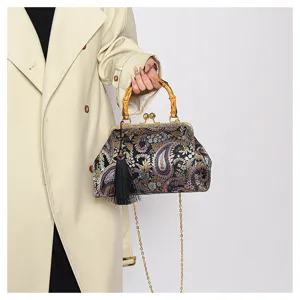 Vintage-Jacquard-Muscheltasche mit Bambusgriff und eleganter schwarzer Quaste